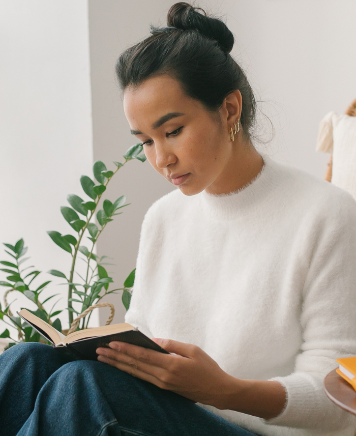 Femme qui cherche des informations sur les poussées de la sclérose en plaques.